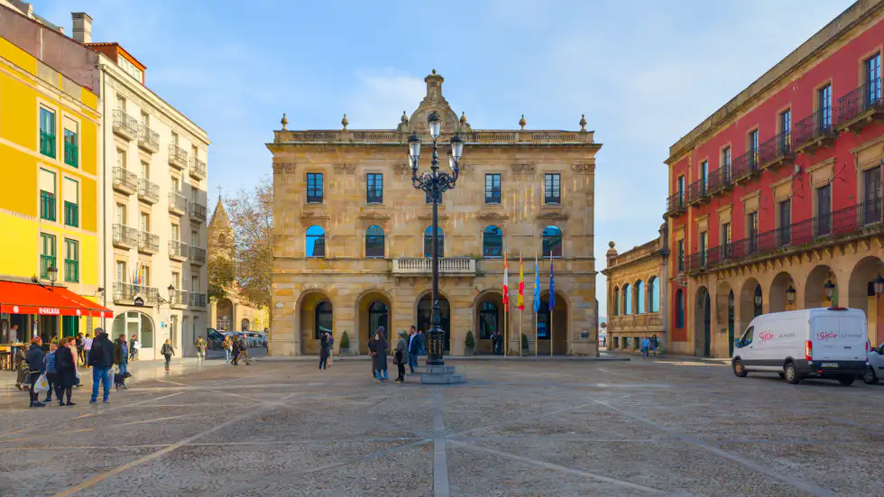 Plaza Mayor de Gijón con las fachadas de colores