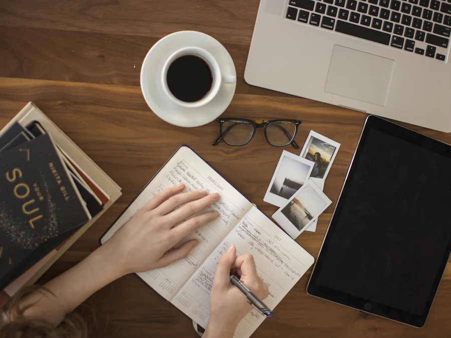 Cuaderno de planificación abierto sobre una mesa junto a un portátil y una taza de café